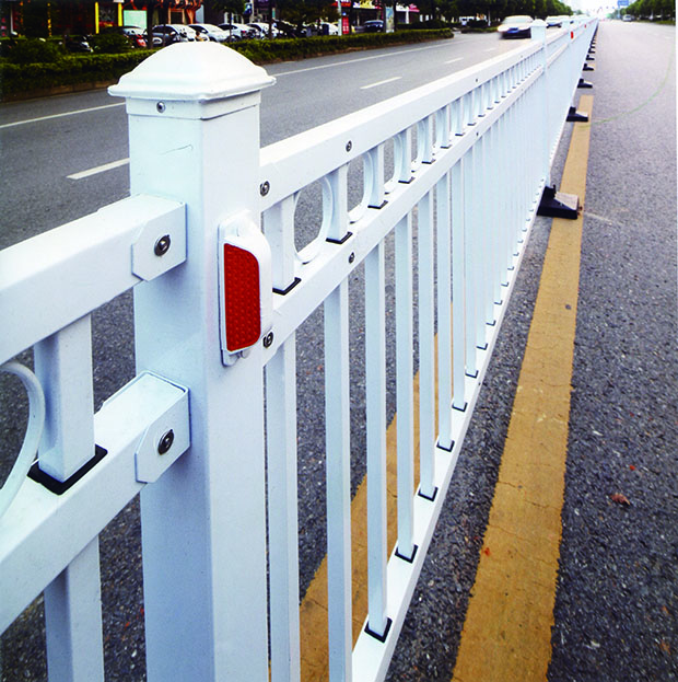城市道路护栏是如何做到防腐防锈坚固耐用