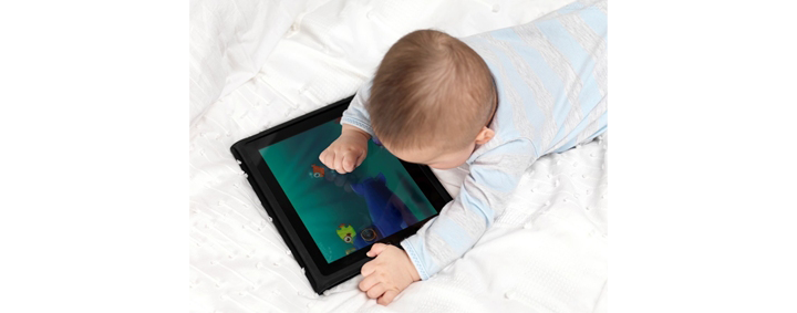 婴儿几乎无困难的通过屏幕玩游戏